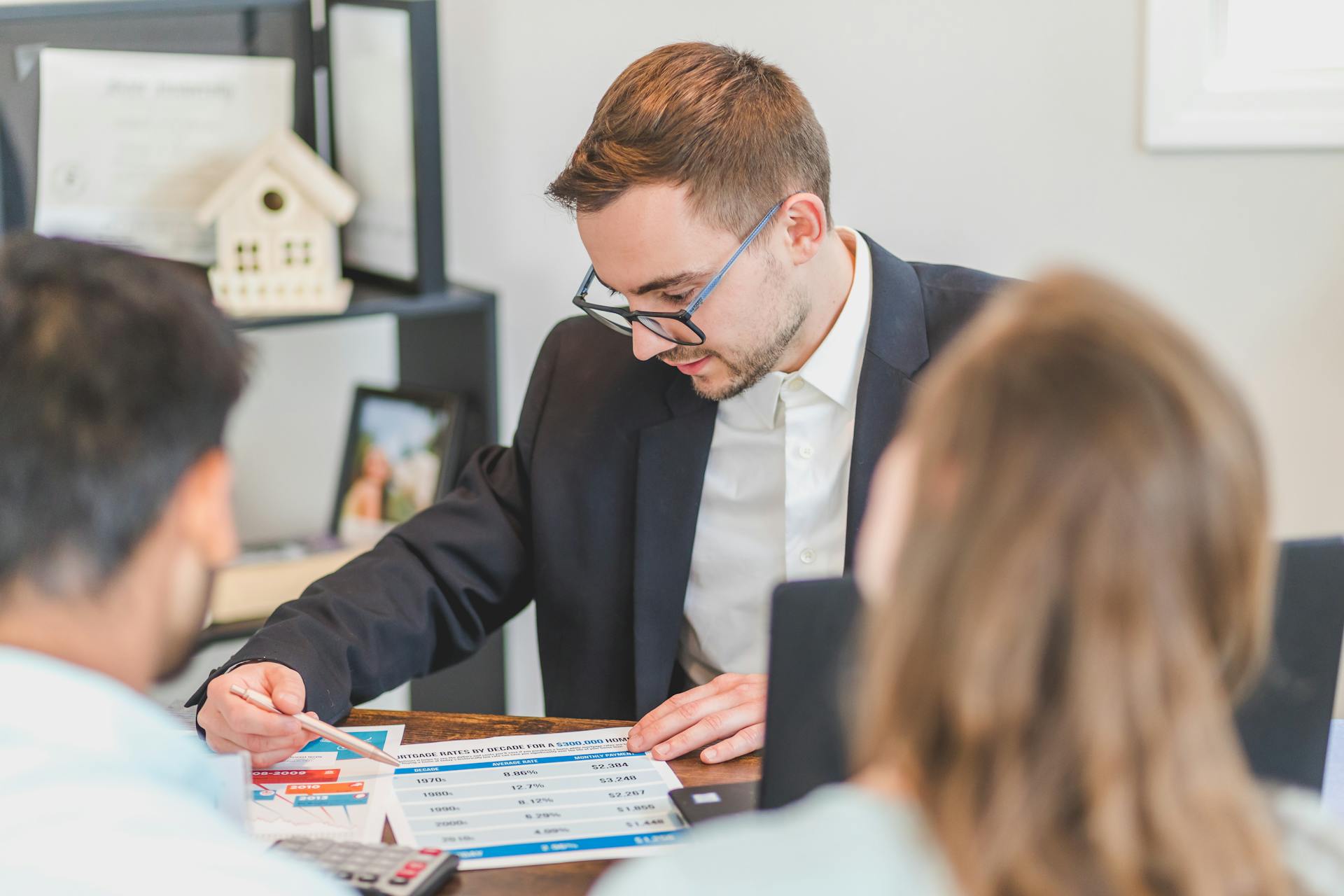 Agente immobiliare con cliente in ufficio moderno