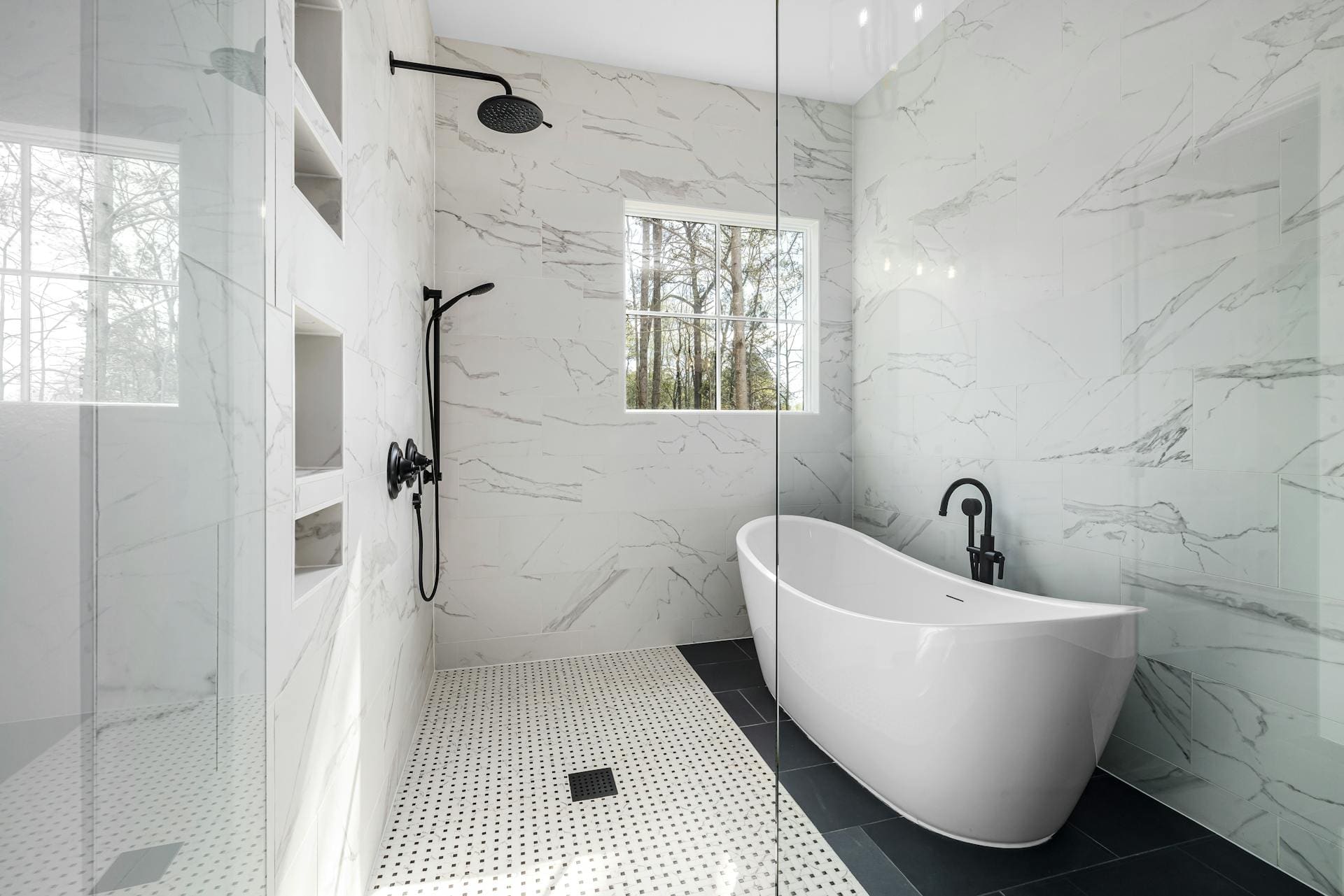 Bagno moderno con materiali e finiture di qualità